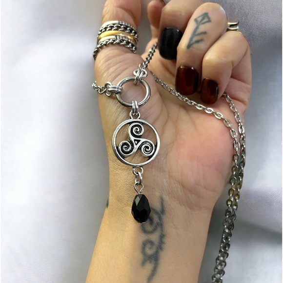 🔴Necklace stainless steel cable link chain celtic charm & dangly black crystal - Picture 8 of 10